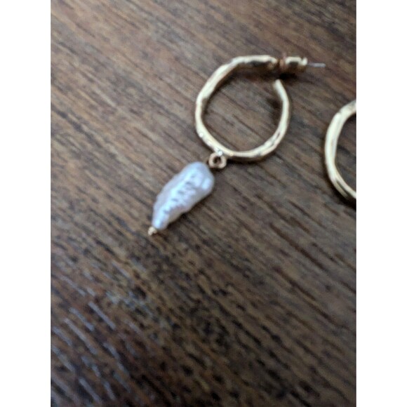 Madewell Women's Freshwater Pearls Hoop Earrings (Vintage Gold) - Picture 2 of 2